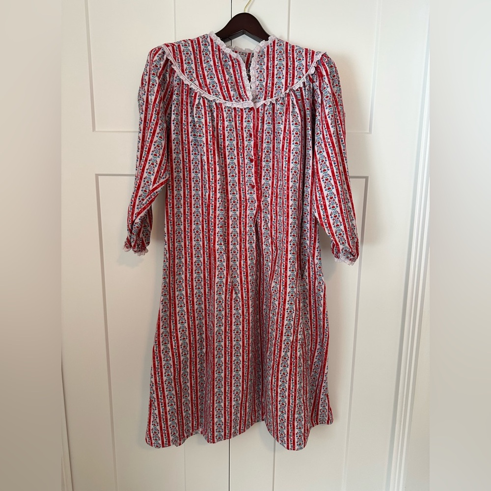 Vintage Lanz of Salzburg Cotton Flannel Nightgown Tyrolean Heart & Floral Print‎